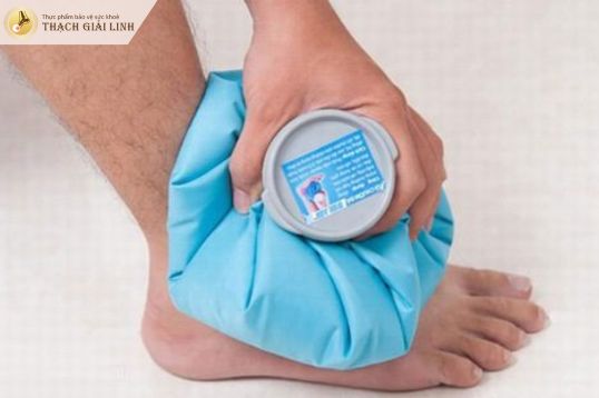 Chườm lạnh để giảm đau mu bàn chân