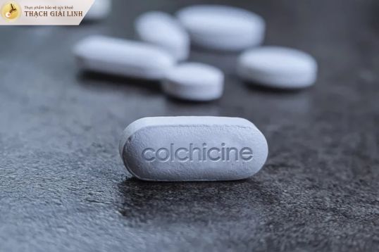 Colchicine giúp giảm viêm do tinh thể urat gây ra