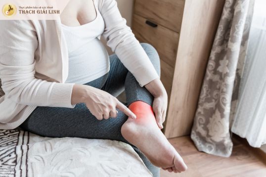 Gout ở cổ chân thường có biểu hiện sưng tấy, nóng đỏ
