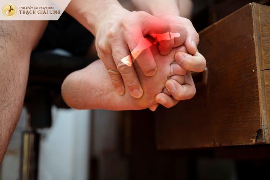Sưng, nóng, đỏ vùng khớp là dấu hiệu gout ngón chân