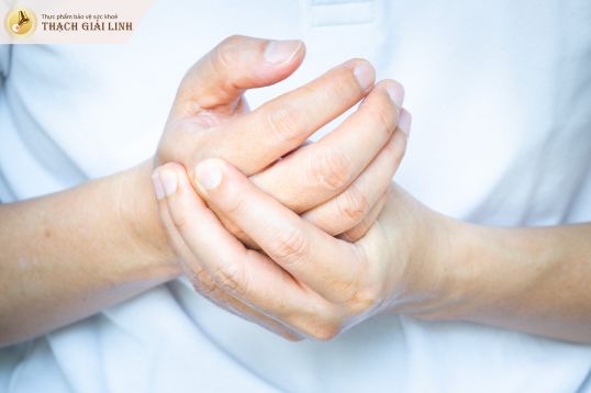 Dấu hiệu bệnh gout ở ngón tay