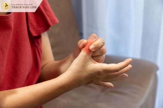 Người mắc gout ở ngón tay thường khó cử động