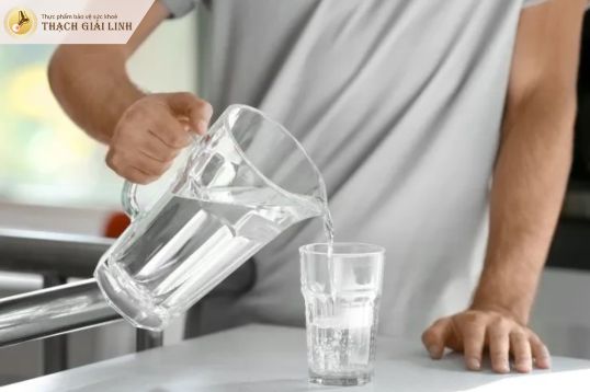 Uống nhiều nước giúp đào thải acid uric