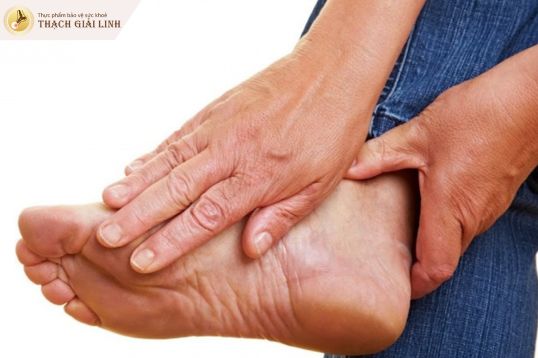 Tại sao gout có thể ảnh hưởng đến mắt cá chân?