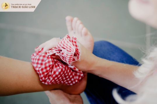 Chườm lạnh giảm viêm sưng mắt cá chân do gout
