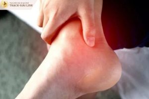 Tại sao gout lại đau về đêm?