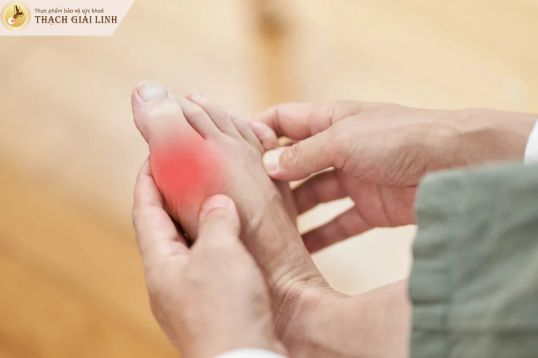 Cơn đau gout vào ban đêm khởi phát đột ngột
