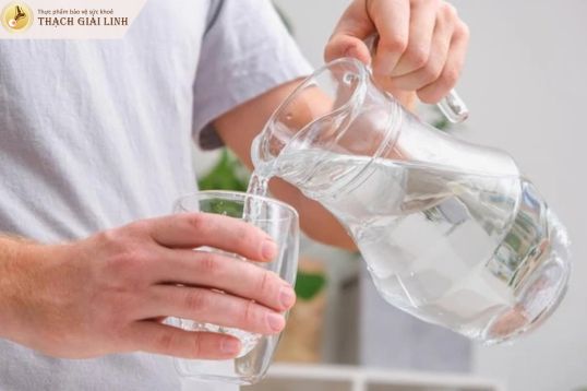 Uống đủ nước trong ngày và trước khi ngủ