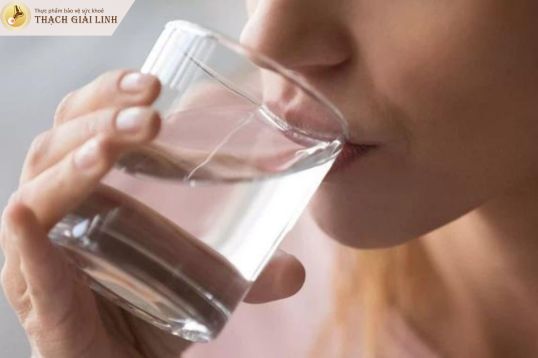 Uống đủ nước mỗi ngày