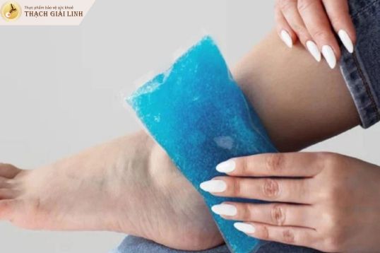 Chườm lạnh vùng khớp đau