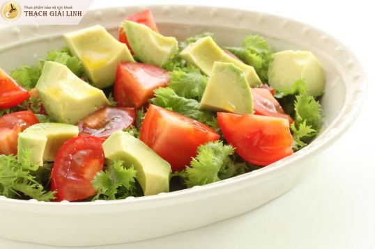 Cắt lát bơ cho vào salad rau xanh dùng trong bữa sáng