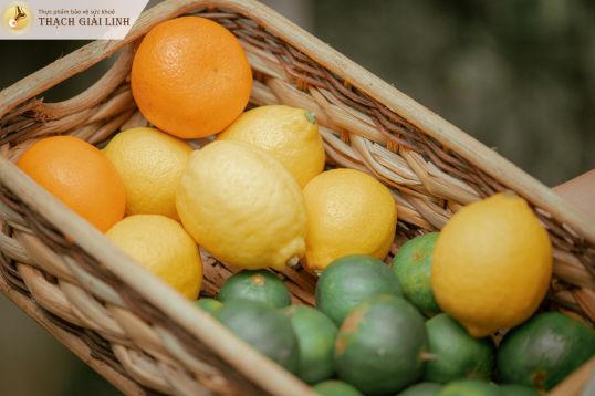 Trái cây giàu vitamin C hỗ trợ đào thải acid uric ra khỏi cơ thể