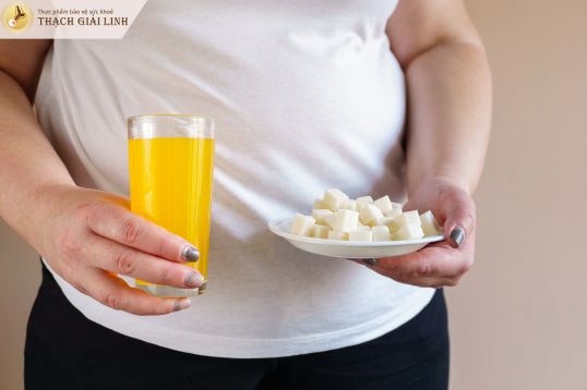 Lượng đường trong hồng khá cao sẽ gián tiếp làm tăng nguy cơ tái phát gút