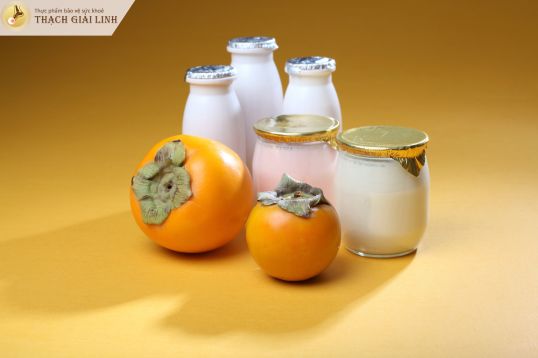 Không dùng hồng kèm các món dễ lên men như sữa chua