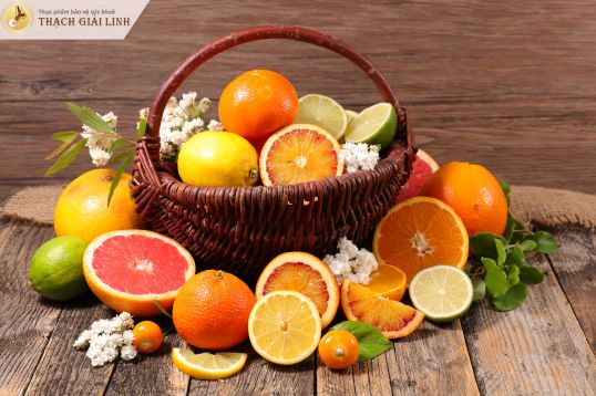 Bưởi giàu vitamin C, giúp tăng đào thải axit uric ra khỏi cơ thể