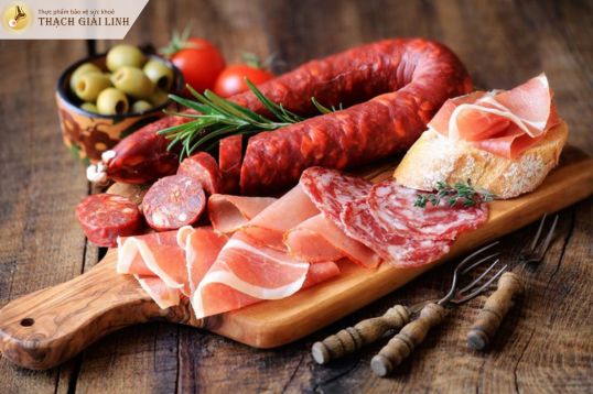 Xúc xích, thịt xông khói chứa nhiều muối không tốt cho gout