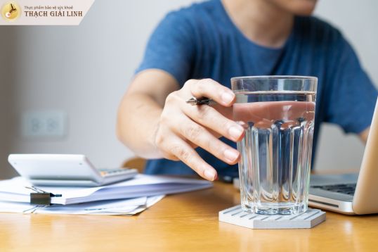 Nước lọc hỗ trợ thải axit uric qua thận