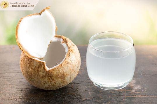 Nước dừa hỗ trợ làm giảm nồng độ axit uric trong máu